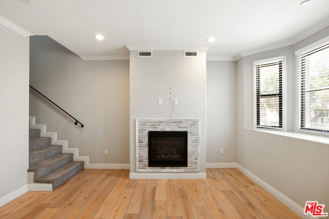 Building Photo - 730 S Marengo Ave