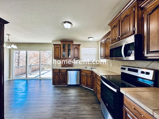 Building Photo - Spacious Four Bedroom Northland Home with a Finished Basement, 3 car garage and Fenced Yard!