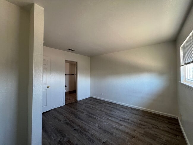 Building Photo - Beautiful 4 Bedroom 2 Bathroom Home