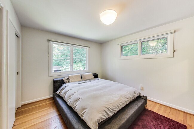 Building Photo - 3 bedroom/2 bath Light Filled Home Located in a Quiet Cul-de-Sac