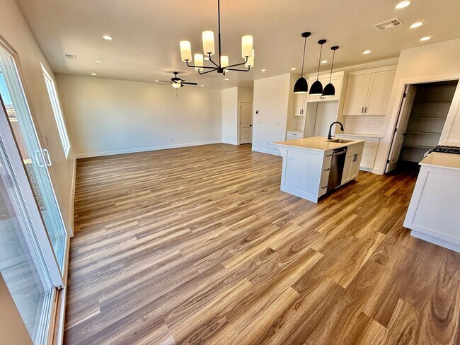 Building Photo - BRAND NEW Four Bedroom Townhome in Desert ...