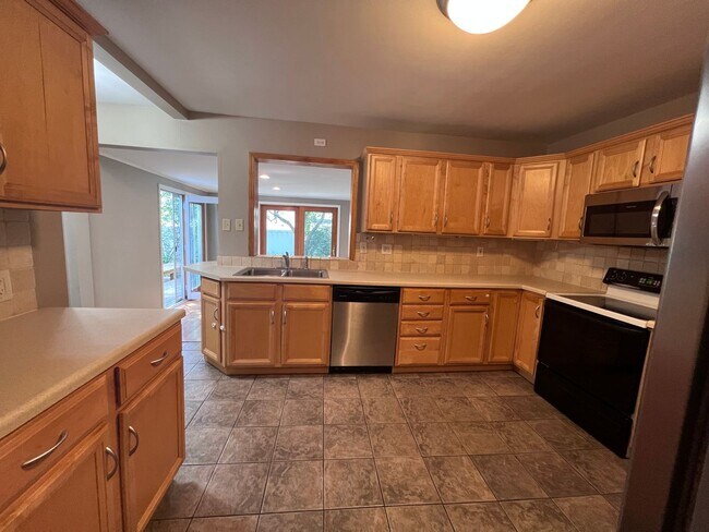 Building Photo - East Grand Rapids Schools - 4 bedroom home