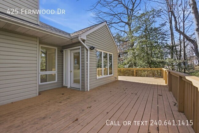 Building Photo - 425 Fernwood Dr