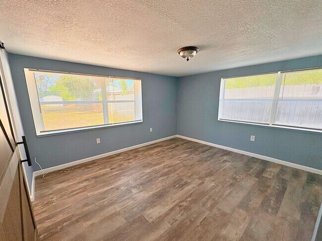 Building Photo - Newly Renovated 3 Bed, 2 Bath Home w/ Huge Fenced Yard