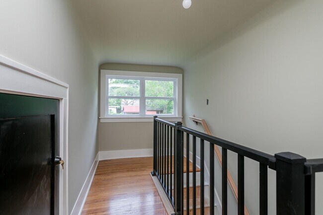 Building Photo - Recently Renovated Central Columbia Bungalow!