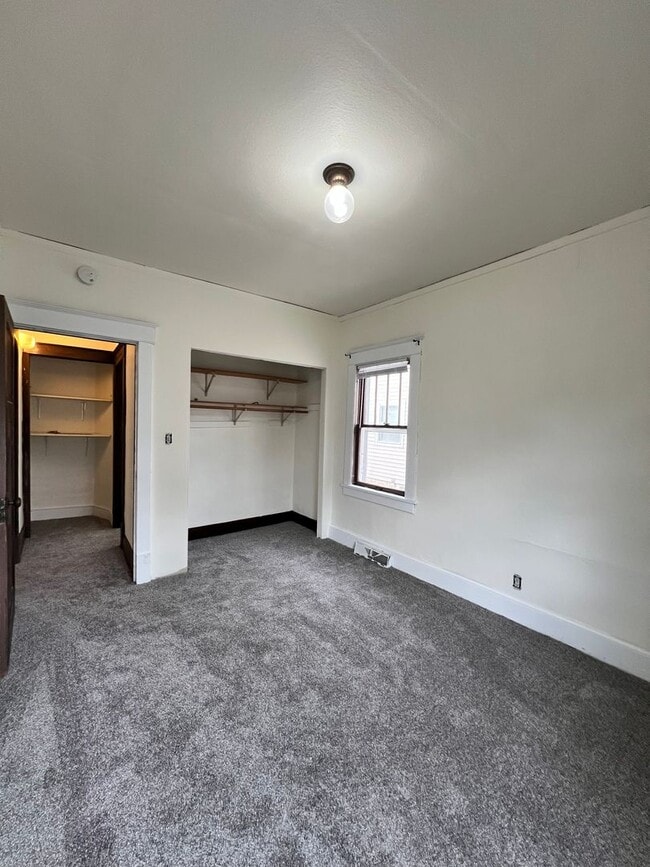 Building Photo - 2-Bedroom 1-Bathroom Single Family Home