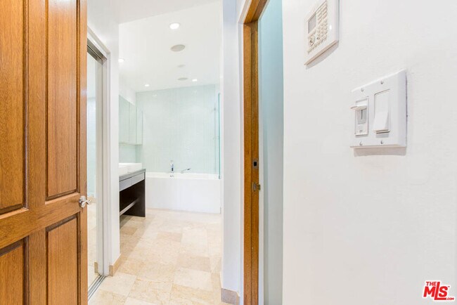 Building Photo - 15500 Sunset Blvd