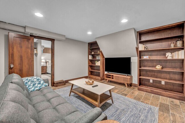 Building Photo - Charming Modern Industrial Fully Furnished Home for Lease