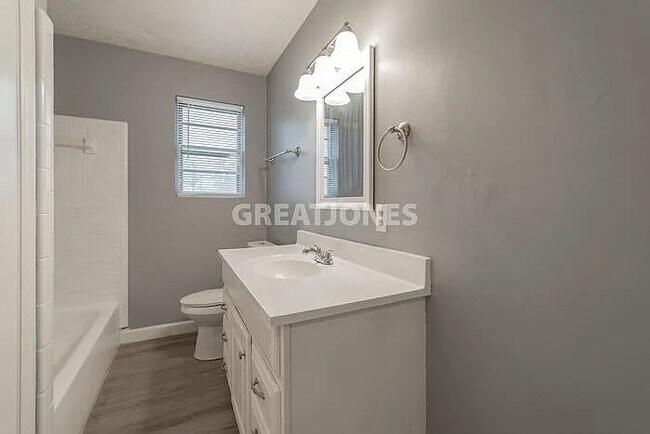 Building Photo - 428 W Lakeside Ave