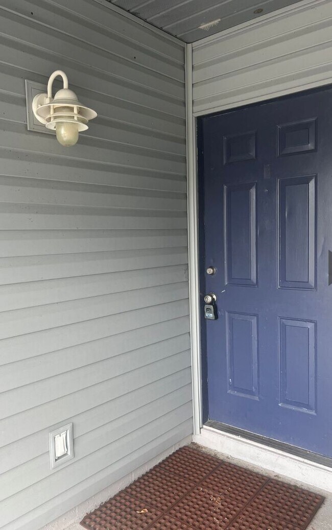 Building Photo - Wonderful remodeled Waterfront Condo == Great I-4 location with Community Pool