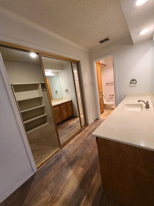 Building Photo - 106 Troy Ave