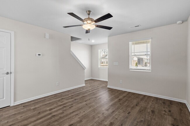 Building Photo - 3 bd 2.5 Ba Townhouse