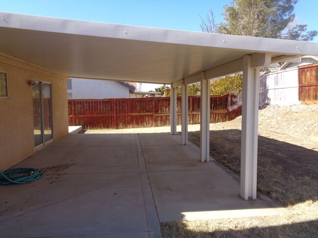 Building Photo - Cute and Clean 2 Bedroom Rosamond Home