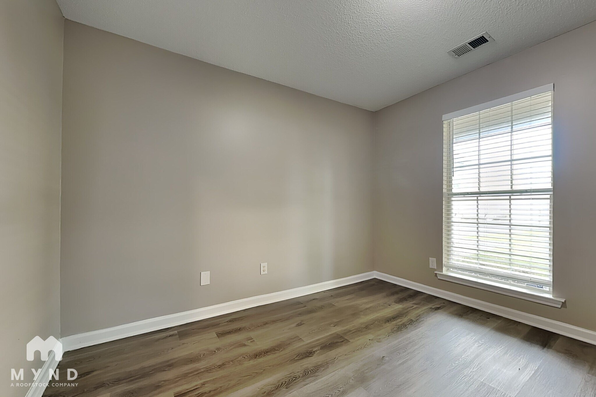 Building Photo - 10374 Cottage Oaks Dr