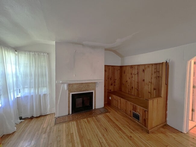 Building Photo - Cozy 2 bedroom Home on Muscatine Ave in Iowa City