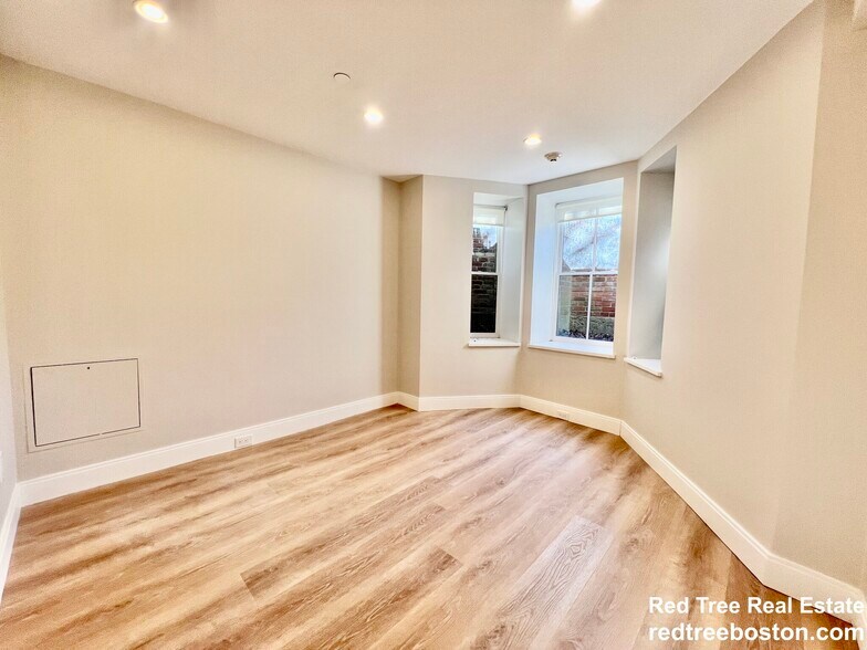 Building Photo - 1607 Tremont St