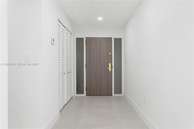 Building Photo - 1000 Venetian Way