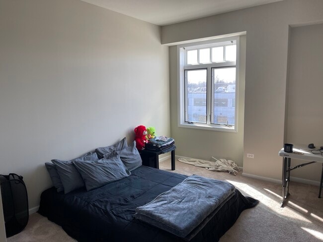 Building Photo - 6400 N Northwest Hwy