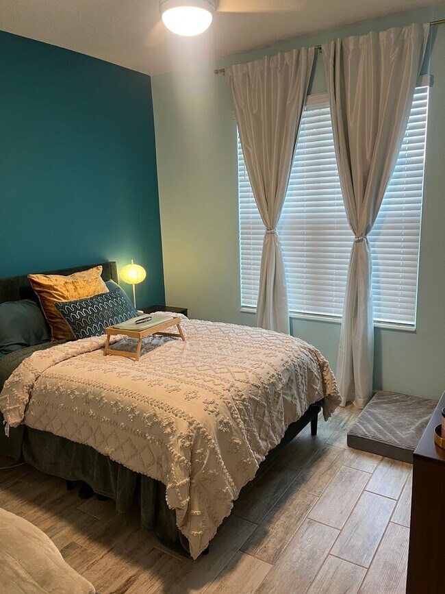 Building Photo - 887 Lady Bird Ln