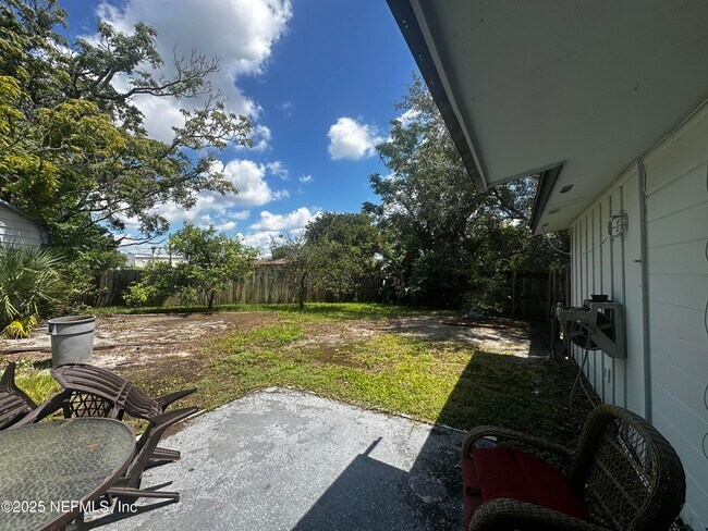 Building Photo - 1662 Hawaii Dr E