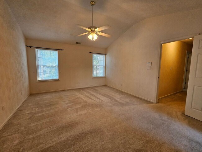 Building Photo - Estates of Greenbrier