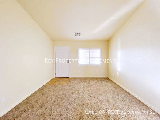 Building Photo - SINGLE STORY 2 BEDROOM TOWNHOME NEAR 215/N...