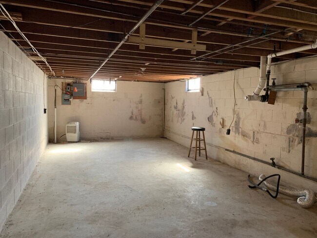 Building Photo - Move-in ready!! Bonus room that could easily be utilized as a 3rd bedroom!!