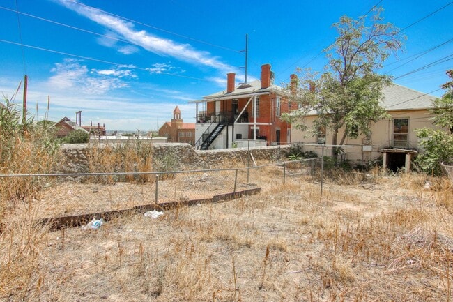 Building Photo - Great Location