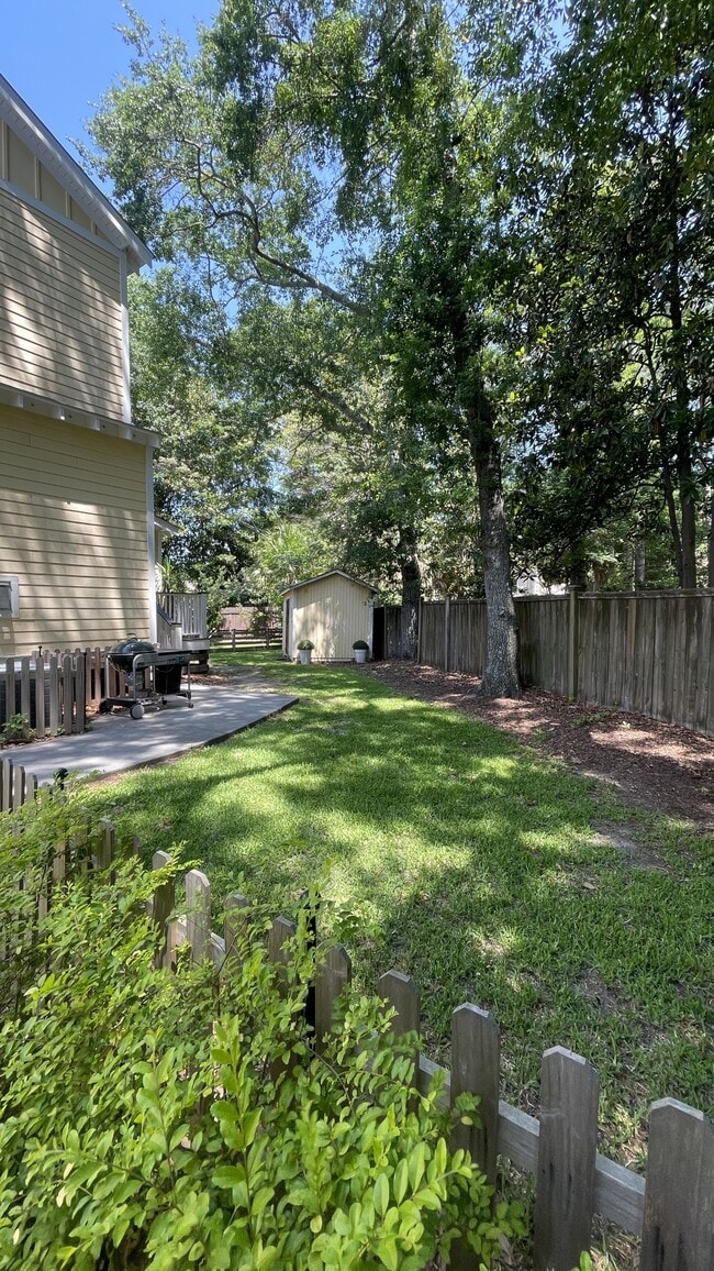 Building Photo - 1125 Phillips Park Dr
