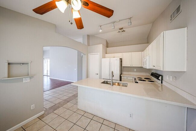 Building Photo - 3 Bed, 2 bath single level home in great C...