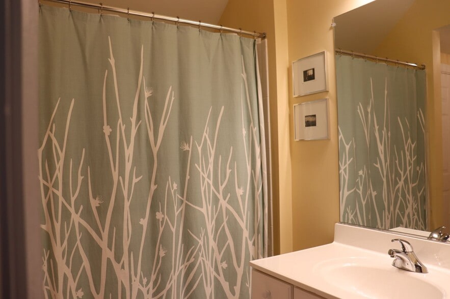 Second full bathroom - 222 Herndon Station Sq