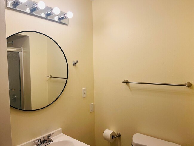 Building Photo - Great One Bedroom Unit Located In Multnoma...