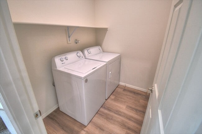 Building Photo - North Valley Town Home READY NOW!