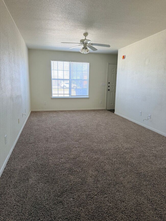 Building Photo - 3204 Hereford Ln