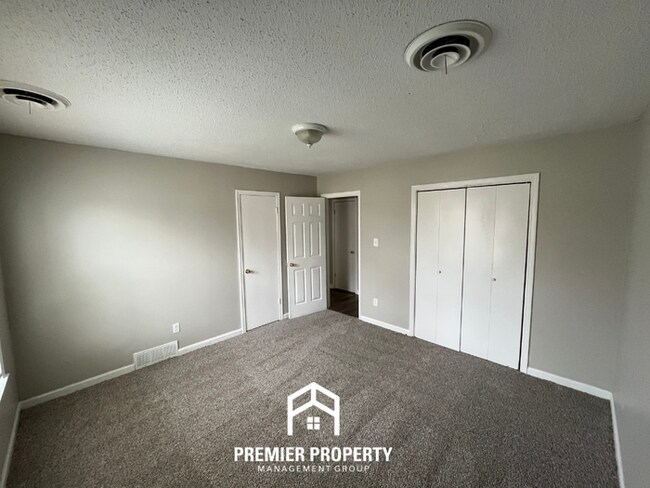 Building Photo - 3-Bedroom Single-Family Home for Rent in Memphis, TN - Vaulted Ceilings & Fenced Yard