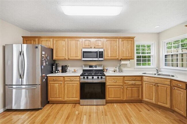 Building Photo - 724 Bush Dr