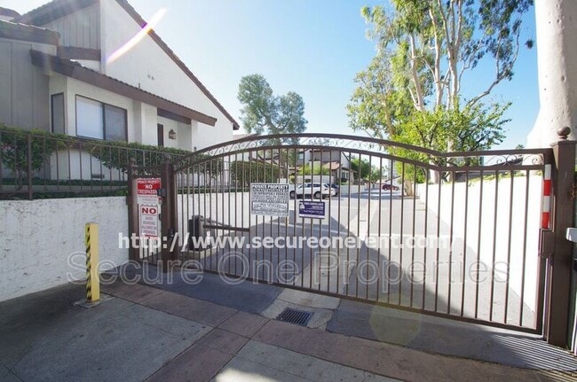 Building Photo - 6255 Canoga Ave