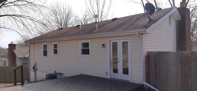 Building Photo - HURRY THIS WON'T LAST LONG! Gorgeous 3 bed, 2 bath in beautiful Parkville!