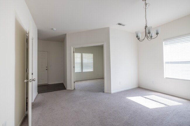 Building Photo - 710 Yorkshire Dr