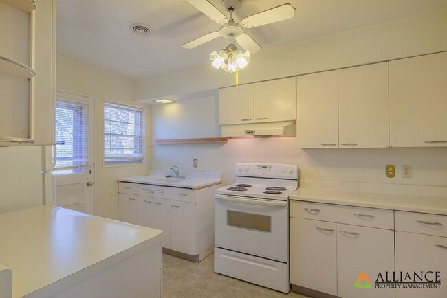 Building Photo - Cute Home Near Anneberg Park!