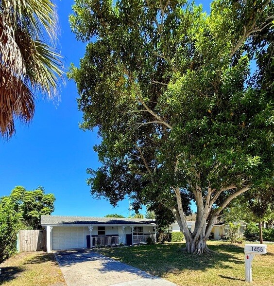 Building Photo - 1455 NE Silver Maple Way