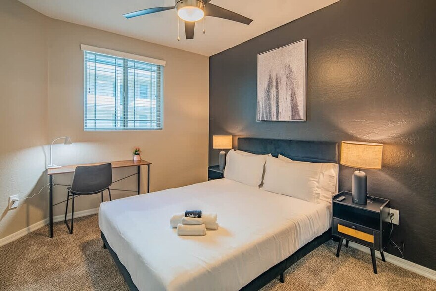 Building Photo - 1275 E University Dr