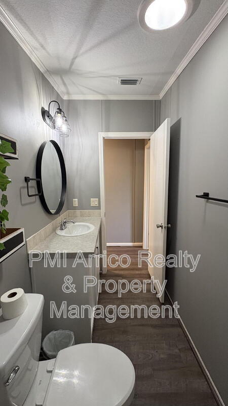 Building Photo - 712 Choo Choo Ln