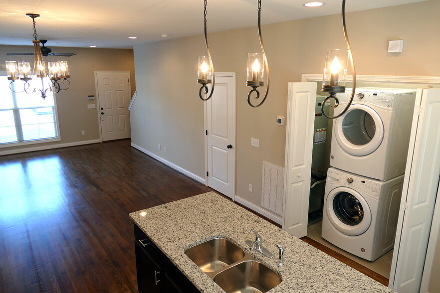 Building Photo - 914 Somerville Ct