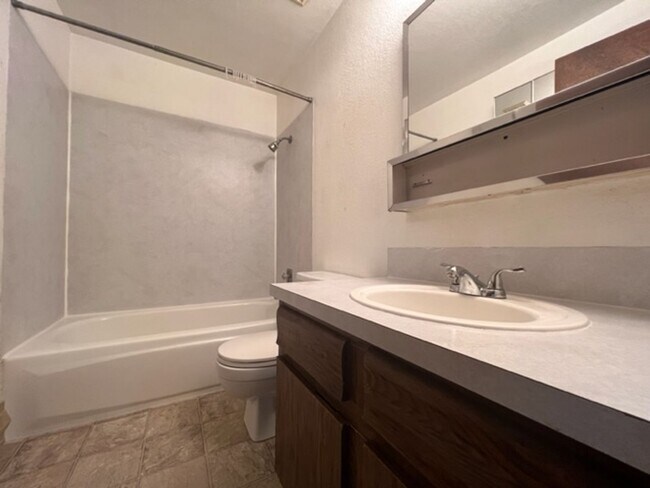 Building Photo - 7th