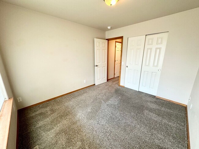 Building Photo - 4 Bed 2 Bath Home with Garage and Yard