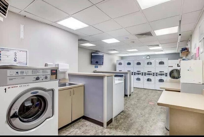 Laundry Room - 5100 N Marine Dr