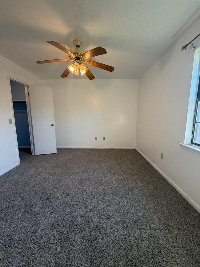 Building Photo - 231 Honey Ln Cir