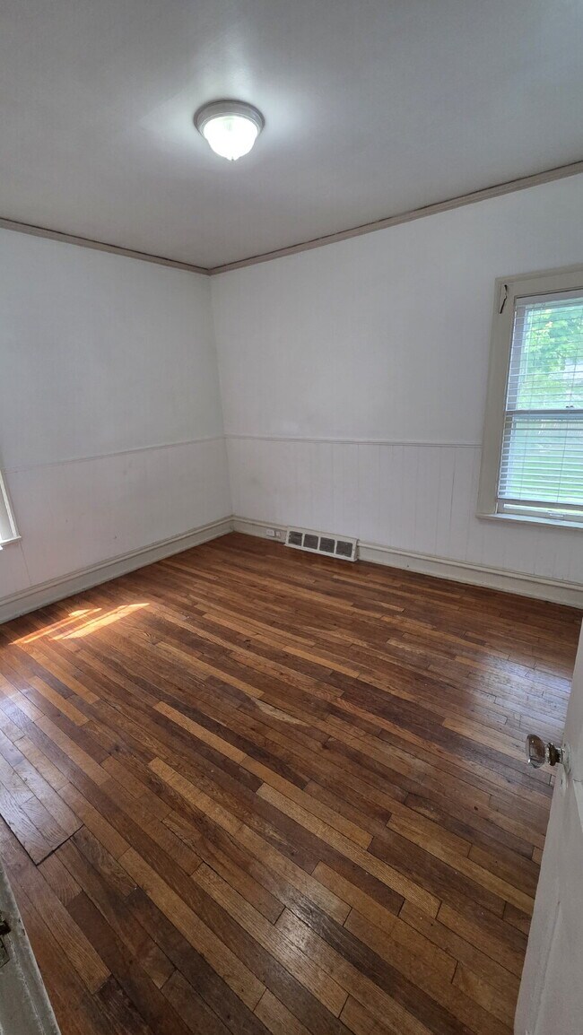 Building Photo - "Spacious 2 Bed in Cleveland Heights !"
