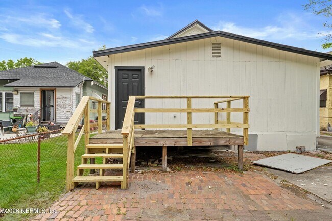 Building Photo - 1052 E 10th St